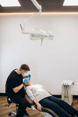 Olgun erkek diş hekimi diş check-up klinik diş hekimliği işgal tedavi tıbbi sanayi sağlık insanlar sigorta sahip onun yaşlı hasta kadın kıdemli ziyaret dişçi ile çalışma