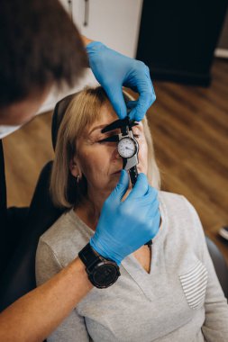 Güzellik, estetik cerrahi ve kozmetik kavramı - kadın kıdemli ve cerrah el ile mavi arka plan üzerinde şırınga