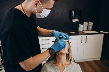 Cerrah el plastik işlem için kadın yüzü çizim izleri