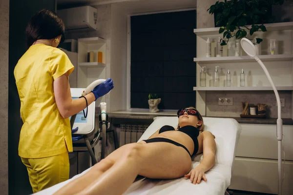 Güzel bir genç kız, kaplıcada modern ekipmanlarla lazer temizliğinden geçecek. Güzellik salonu. Vücut bakımı