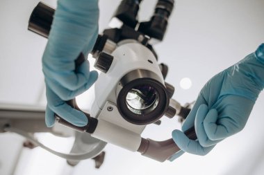 Modern klinik portre bir arka plan üzerinde diş mikroskop