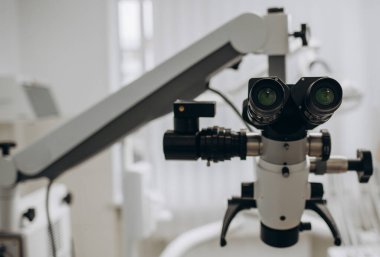 Profesyonel diş endodontik dürbün mikroskobunun görüntüsü