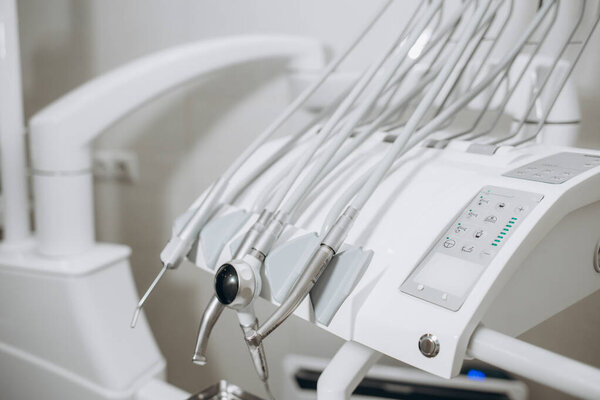 Стоматологический инструмент в стоматологической клинике. Стоматологическое образование: работа в клинике, замена зубов
