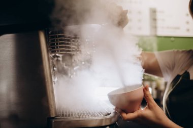Buharda kahve makinesi, kafede kahve hazırlayan barista.
