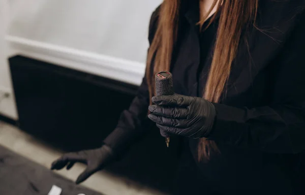 Татуировка Машина Руках Женщин Черных Перчатках — стоковое фото