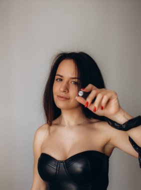 Elinde aletlerle çalışan bir manikürcü. Çivi fotoğraf içeriği.