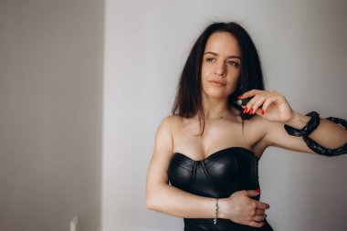 Manikürcü, beyaz arka planda tırnak matkabıyla sarılmış.