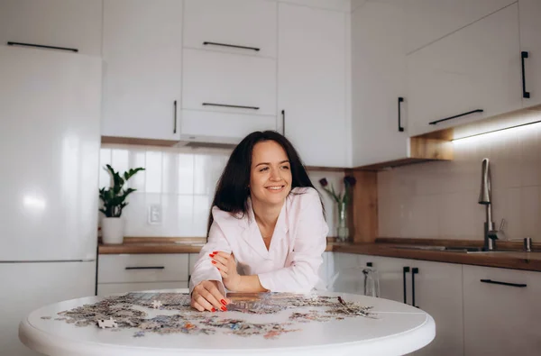 Een Vrouw Pyjama Doet Puzzels Keuken — Stockfoto