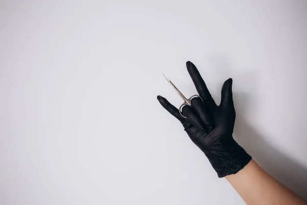 Žena Černých Rukavicích Drží Nůžky Manikúru — Stock fotografie
