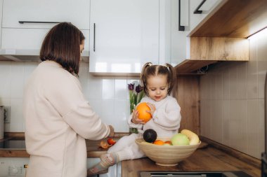 Çocuk meyve yiyor, çocuk öğle yemeği yiyor. Küçük kız sağlıklı beslenme konsepti. Bebek ve yiyecek. İnsan bir şeyler yer. Kafkas küçük kız portresi.