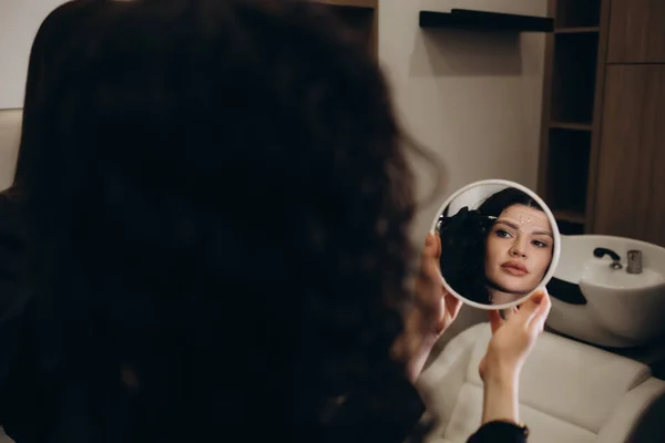Вибірковий Фокус Білої Жінки Тримає Дзеркало Відображенням Азіатська Жінка Косметолог — стокове фото