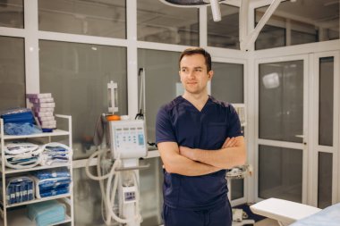 Steteskoplu genç erkek doktorun portresi.