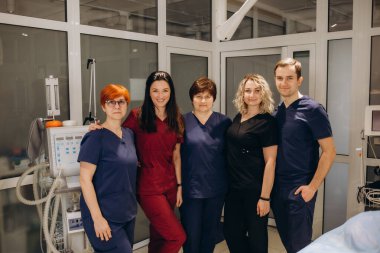 Hastanedeki bir grup mutlu doktor ve hemşirenin portresi