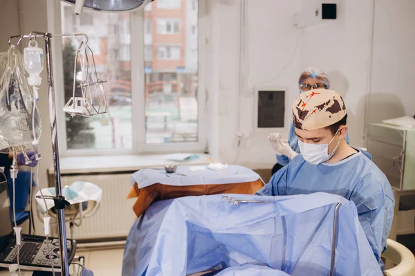 Chirurgien Confiant Portant Masque Protecteur Regardant Patient Sentant Concentré Pendant — Photo
