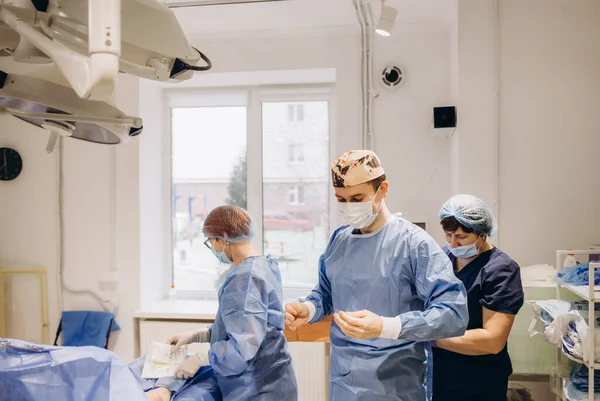 Préparation Des Médecins Pour Une Intervention Chirurgicale Hôpital Pendant Éclosion — Photo