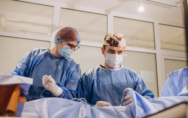 Ameliyat Sırasında Cerrah Grubunu Gösteren Gerçek Ameliyathane Ortamında Estetik Yağ — Stok fotoğraf
