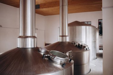 Bira fabrikası ekipmanları. Bira imalatı. Bira fermantasyonu ve olgunlaşma için yuvarlak fıçı depolama tankları.