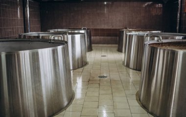 Bira fabrikası ekipmanları. Bira imalatı. Bira fermantasyonu ve olgunlaşma için yuvarlak fıçı depolama tankları.