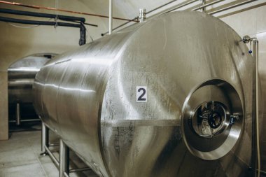 Parlak metal mikro bira fabrikası tankları..