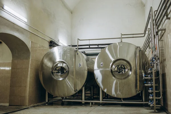 罐的啤酒存储 现代酿造生产 — 图库照片