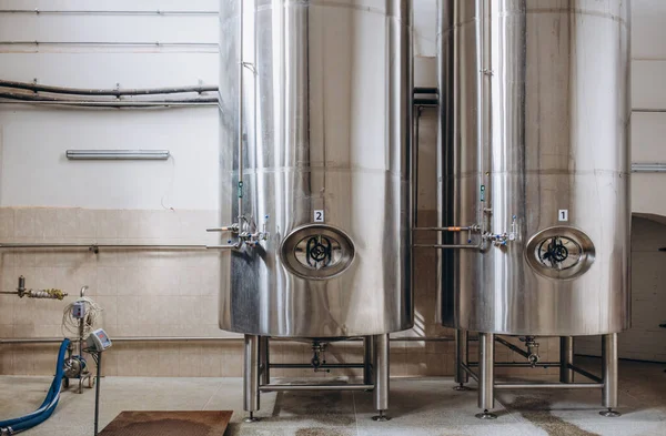啤酒发酵用的几箱不锈钢 啤酒厂 现代啤酒工厂 啤酒发酵和成熟用钢罐成排 — 图库照片