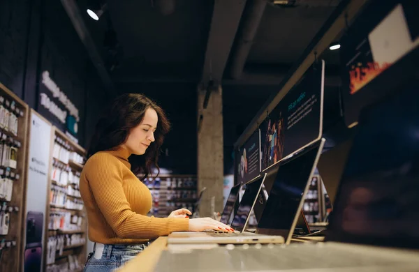 Сосредоточенная Молодая Женщина Осматривает Ноутбук Техническом Отделе Магазина — стоковое фото
