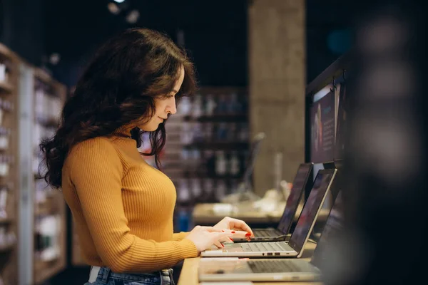 Smart Modern Female Customer Choosing Laptop Computer Shop Difficult Decision — Stock Photo, Image