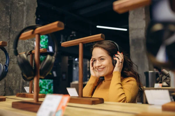 Close Cute Stylish Happy Girl Testing Choosing Headphones Tech Store — Stock Photo, Image