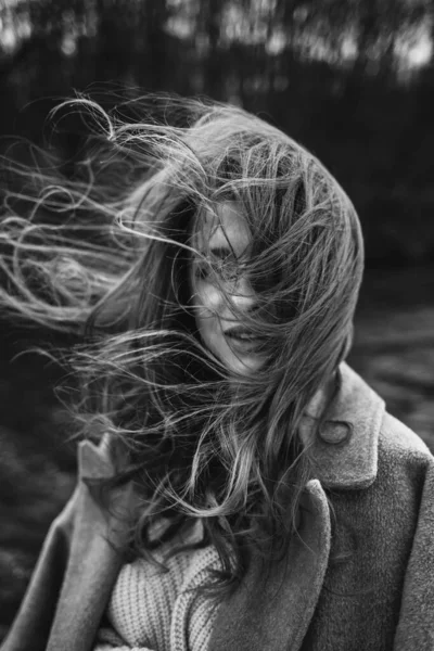 髪の毛が流れる女性の白黒写真 — ストック写真