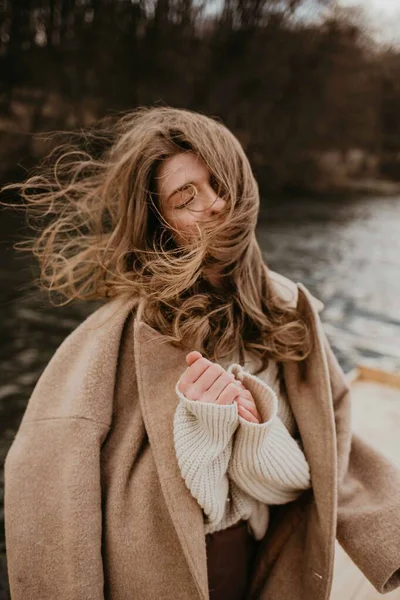 Retrato Uma Mulher Casaco Pela Água Com Cabelo Fluindo — Fotografia de Stock