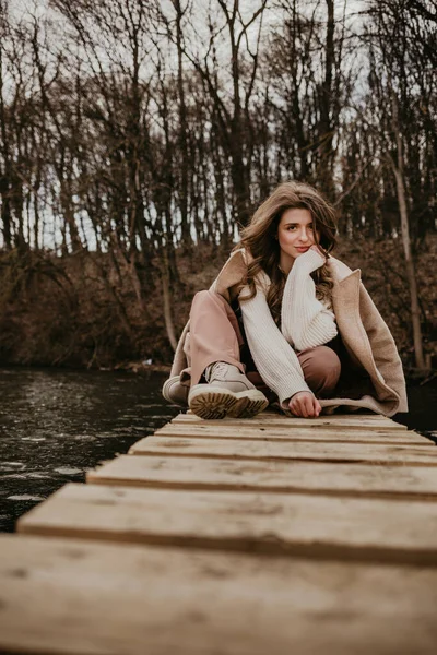 Uma Garota Sonhadora Casaco Senta Uma Ponte Madeira — Fotografia de Stock