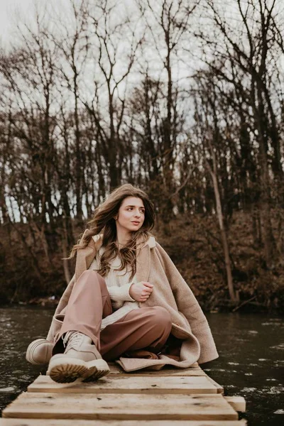 Zasněná Dívka Kabátě Sedí Dřevěném Mostě — Stock fotografie