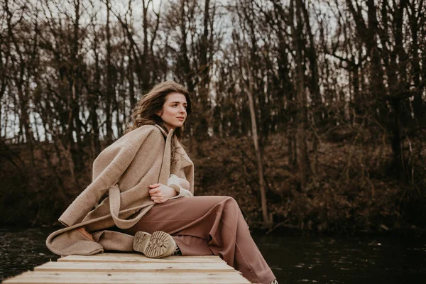 Zasněná Dívka Kabátě Sedí Dřevěném Mostě — Stock fotografie