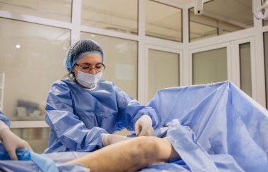 Doktor T cerrahi venöz damar cerrahi kliniği için ameliyathanede.