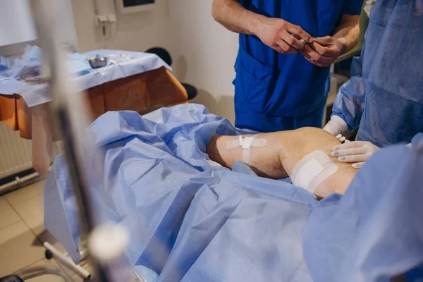 Doktor Bir Asistan Cerrahi Venöz Damar Cerrahi Kliniği Için Ameliyathanede — Stok fotoğraf