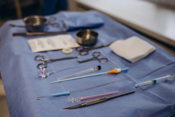 Ameliyat Masasında Farklı Cerrahi Aletler Var Çelik Tıbbi Aletler Kullanılmaya — Stok fotoğraf