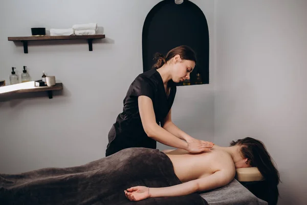 Portrait Professional Female Masseuse Doing Therapeutic Massage Her Client Clinic — 图库照片