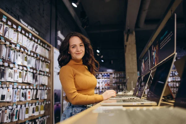Vrouw Koopt Een Laptop Tech Winkel — Stockfoto