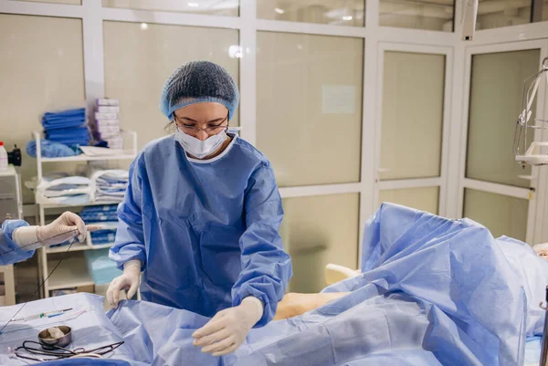 Chirurgien Phlébologue Effectue Une Opération Sur Les Jambes Avec Des — Photo