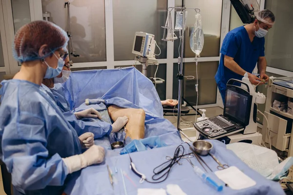 Chirurgien Effectue Opération Sur Les Jambes Aide Technologies Innovantes Laser — Photo