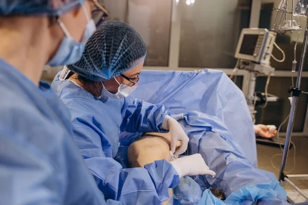 Doktor Bir Asistan Cerrahi Venöz Damar Cerrahi Kliniği Için Ameliyathanede — Stok fotoğraf