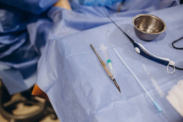 Sterilize Edilmiş Kullanılmaya Hazır Cerrahi Aletlerin Hastane Ameliyathanesinde Ameliyat Sırasında — Stok fotoğraf