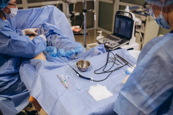 Sterilize Edilmiş Kullanılmaya Hazır Cerrahi Aletlerin Hastane Ameliyathanesinde Ameliyat Sırasında — Stok fotoğraf