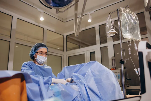 Hastane Ameliyathanesinde Elektrokardiyogram Monitörü Olan Doktor Cerrahlardan Oluşan Bir Ekip — Stok fotoğraf