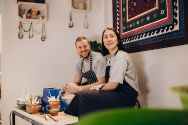 Seramik sanat adlı genç çift