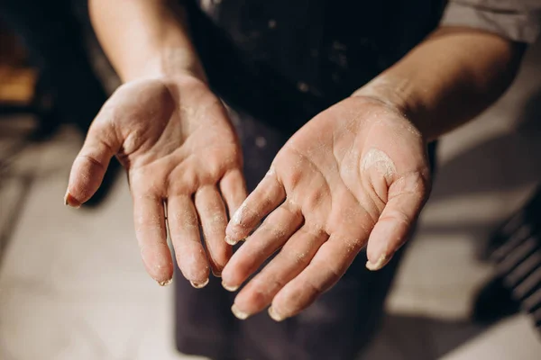 Руки Вместе Делают Керамику Беременной Девушкой Мужчиной — стоковое фото