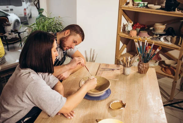 恋爱中的夫妻在工艺工作室的陶瓷轮上一起工作 — 图库照片