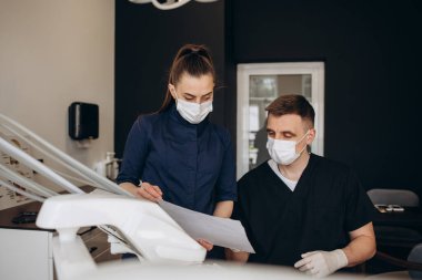 Bir şey onun erkek meslektaşı x-ray görüntü üzerinde gösterilen tıp doktorusun. Sağlık ve tıp kavramı
