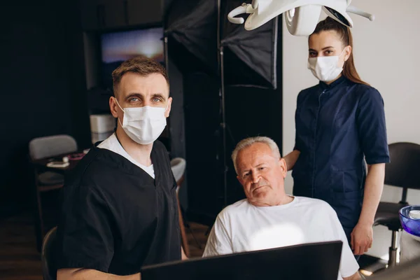 Mężczyzna Dentysta Pomocą Wiertarki Dentystycznej Podczas Pracy Zęby Dojrzałego Pacjenta — Zdjęcie stockowe
