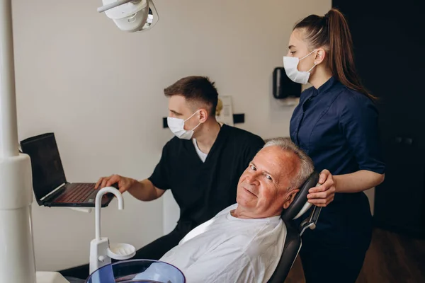 Mężczyzna Dentysta Pomocą Wiertarki Dentystycznej Podczas Pracy Zęby Dojrzałego Pacjenta — Zdjęcie stockowe